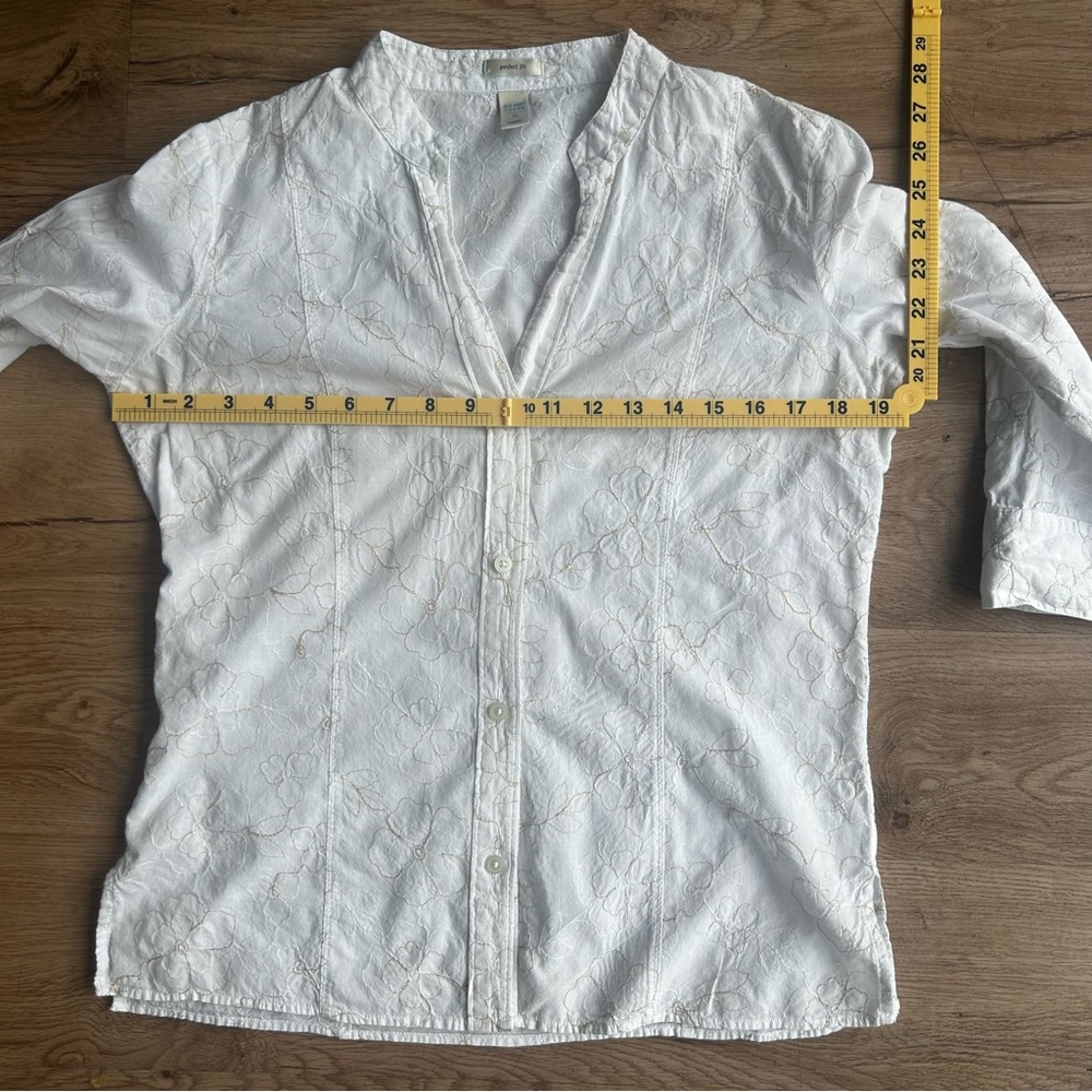 Old Navy Perfect Fit White Embroidered Button Down Blouse Top M 3/4 Sleeve - Picture 3 of 12
